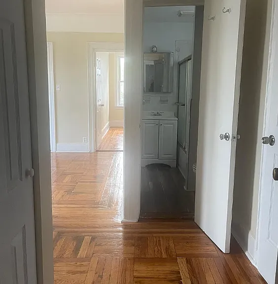 945 Hollywood Ave — Photo 1