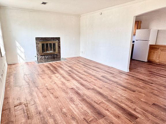 3rd image of 520 Iris Dr