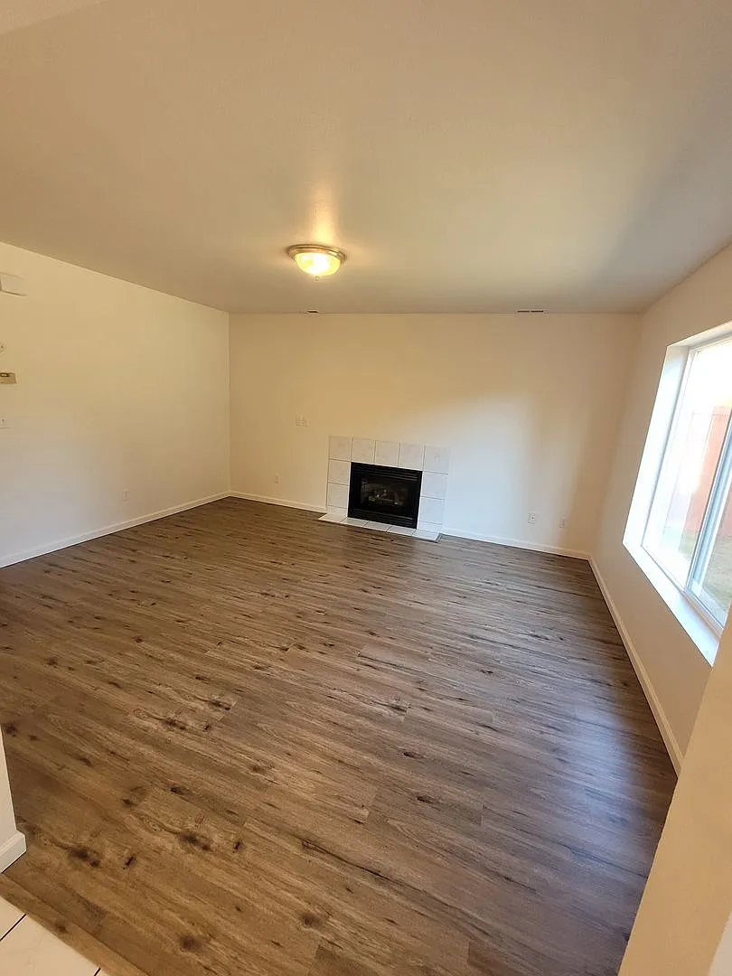 Charming 3-Bed Duplex with 2.5 Baths & 1400 Sq Ft - Prime Bonney Lake Location! — Photo 3