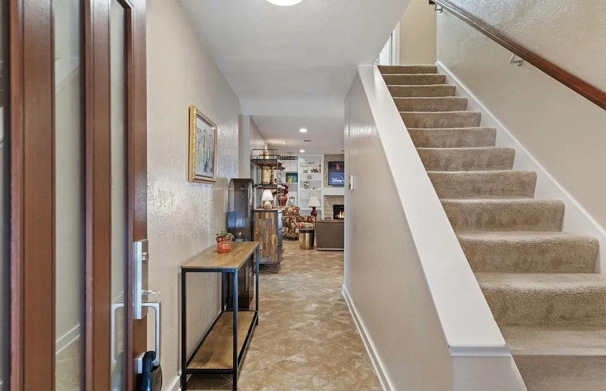 4 bed, 3.0 bath, 2050 sqft, $3,995 — Photo 3