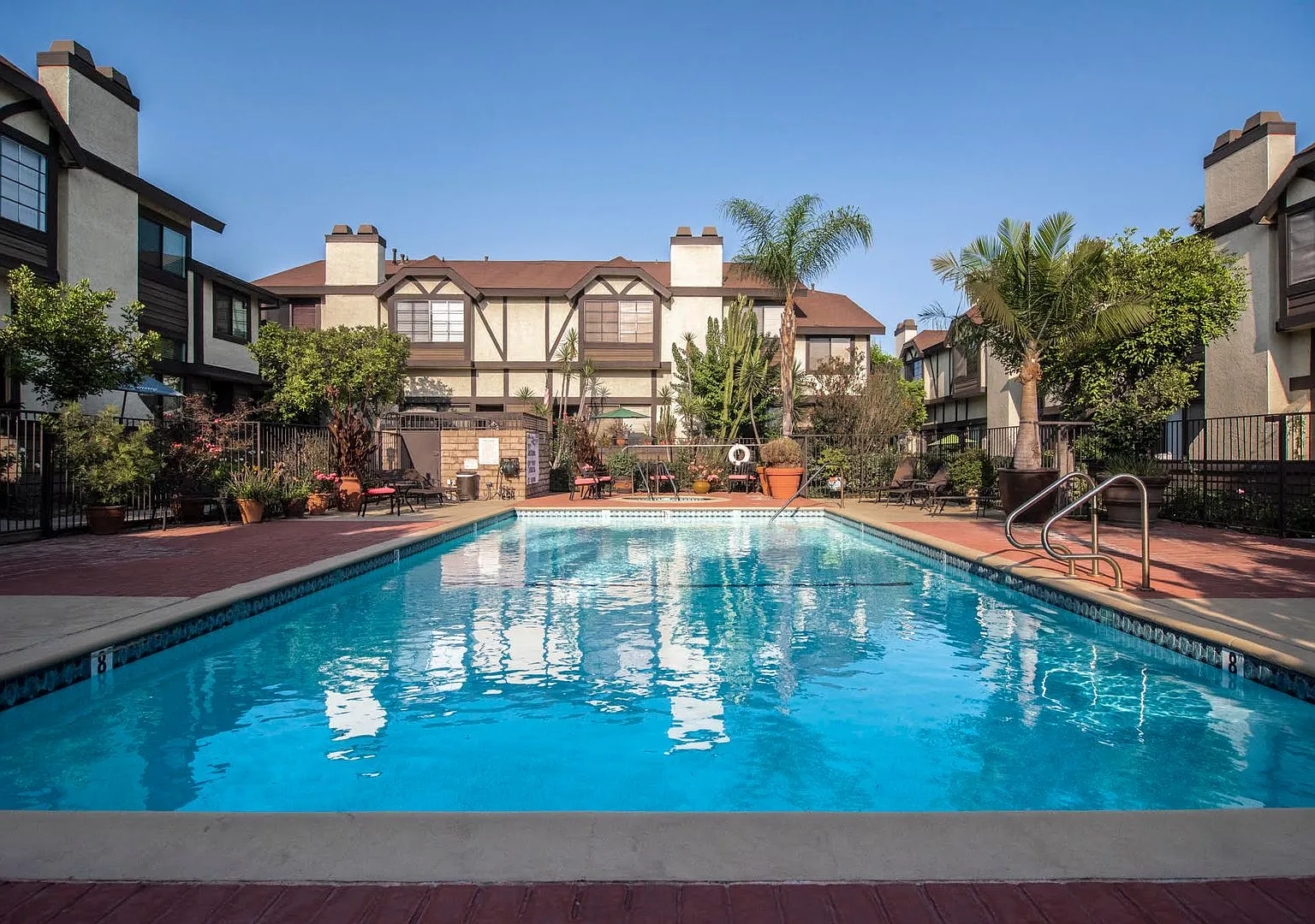 Light Filled 3-Story Townhome in Pool Community — Photo 2