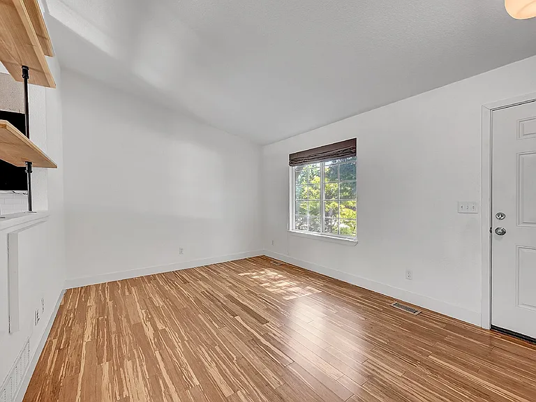 1560 Bain Dr — Photo 4