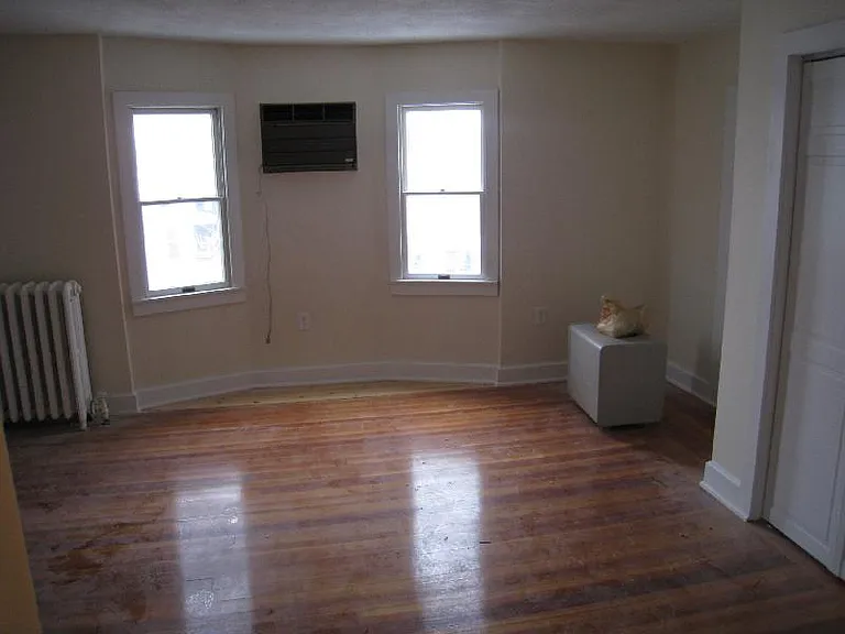 10 Evergreen Ave — Photo 1