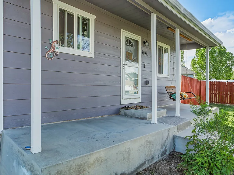 2114 Meadow Dr — Photo 2