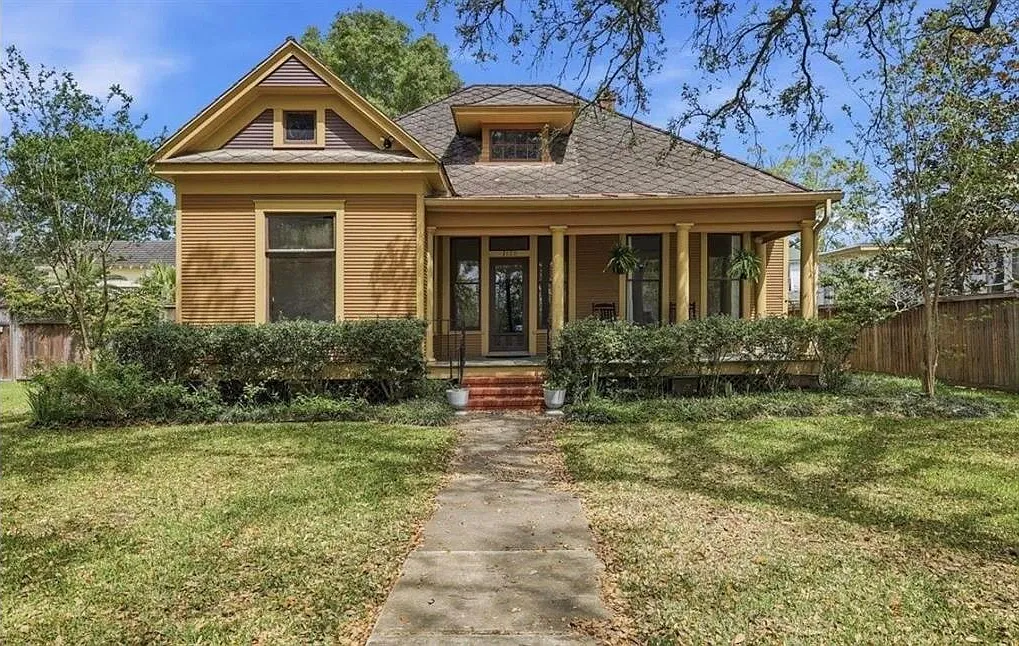 3 bed, 2.0 bath, 1776 sqft, $2,300 — Photo 1
