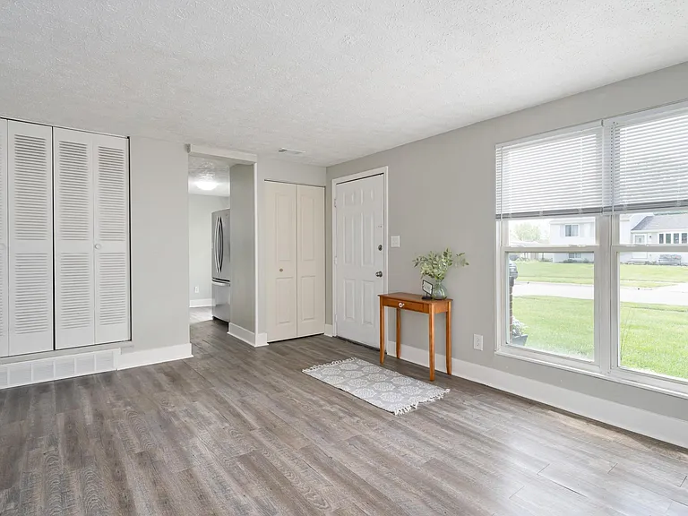 2164 Laurelwood Dr — Photo 2