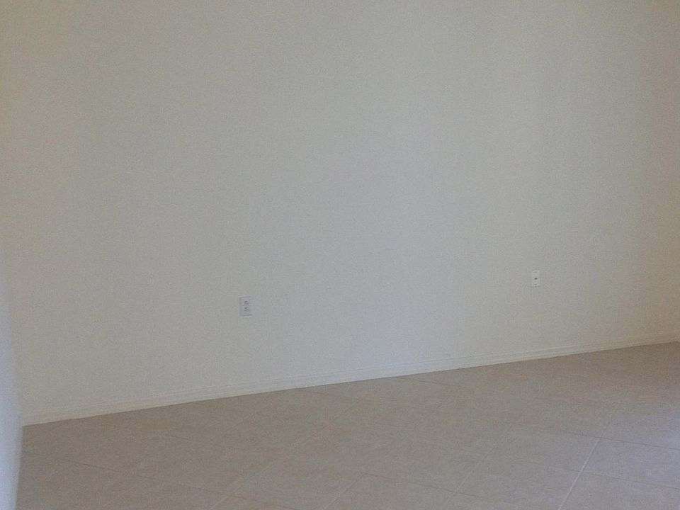 living room with ceiling fan 