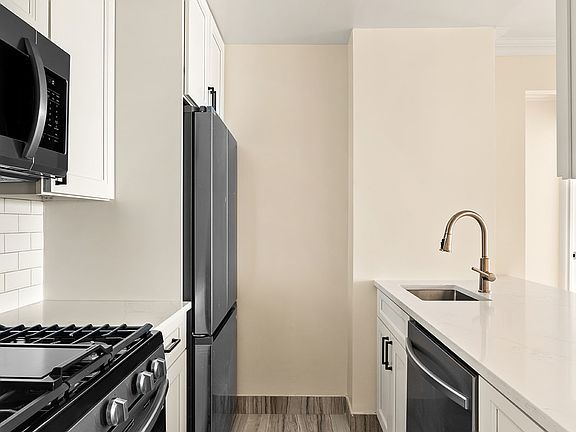 3rd image of 200 Rector Pl APT 18F