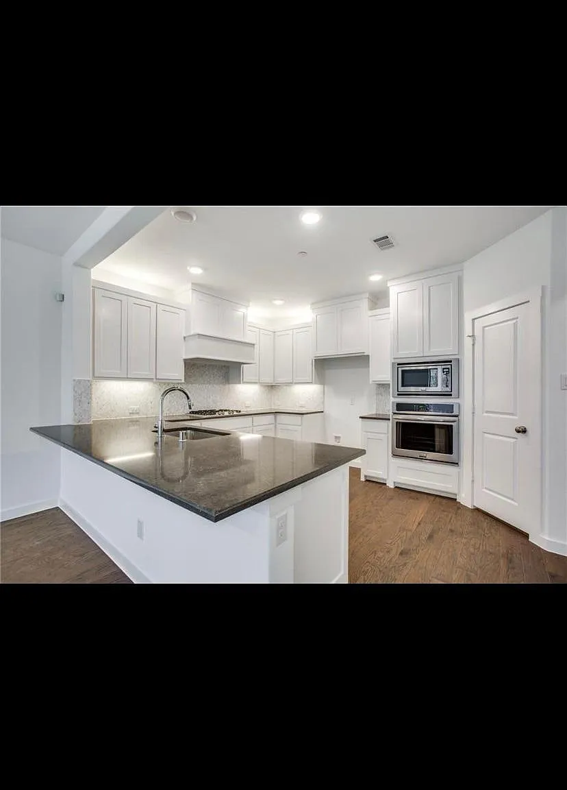 1554 Ludlow St — Photo 4