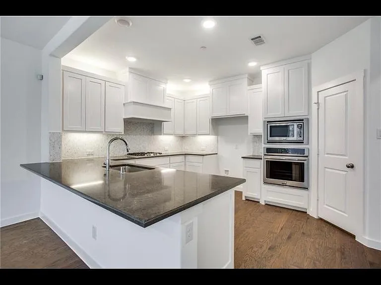 1554 Ludlow St — Photo 4