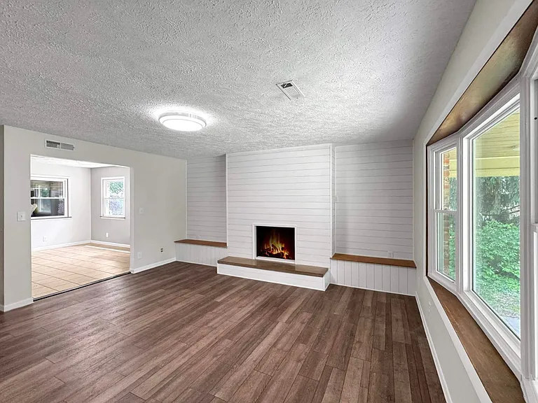 205 S Bryan Ave — Photo 2