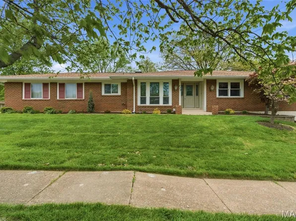 820 Posthorn Dr, Ballwin, MO 63021