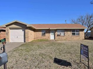 717 Park Plaza Dr, Iowa Park, TX 76367
