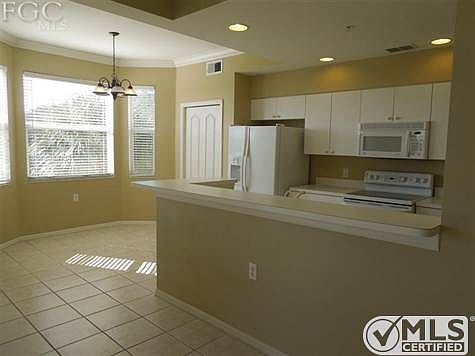 Kitchen and Nook all tile with crown molding