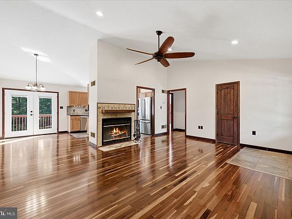 4th image of 323 S Timber Ridge Rd