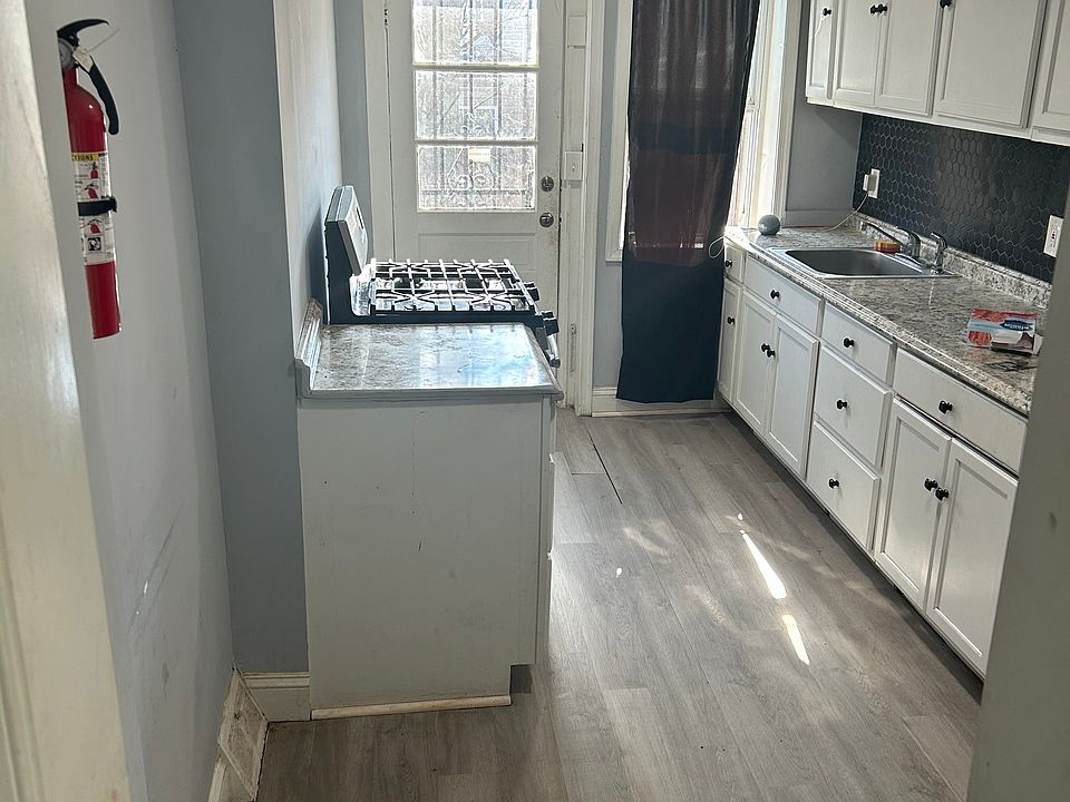 1st image of 1018 Elm St
