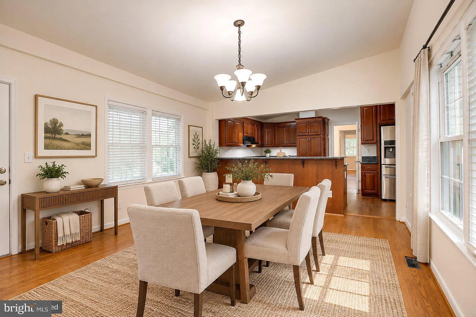 3 bed, 2.0 bath, 2352 sqft, $3,900 — Photo 2