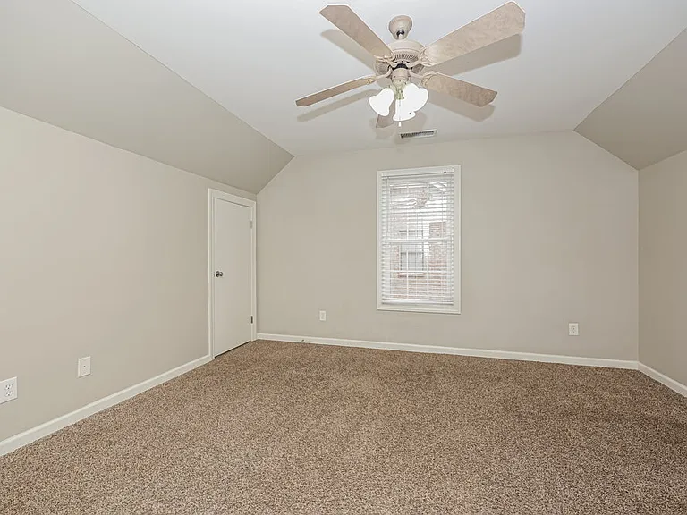 411 Carmel Dr — Photo 13