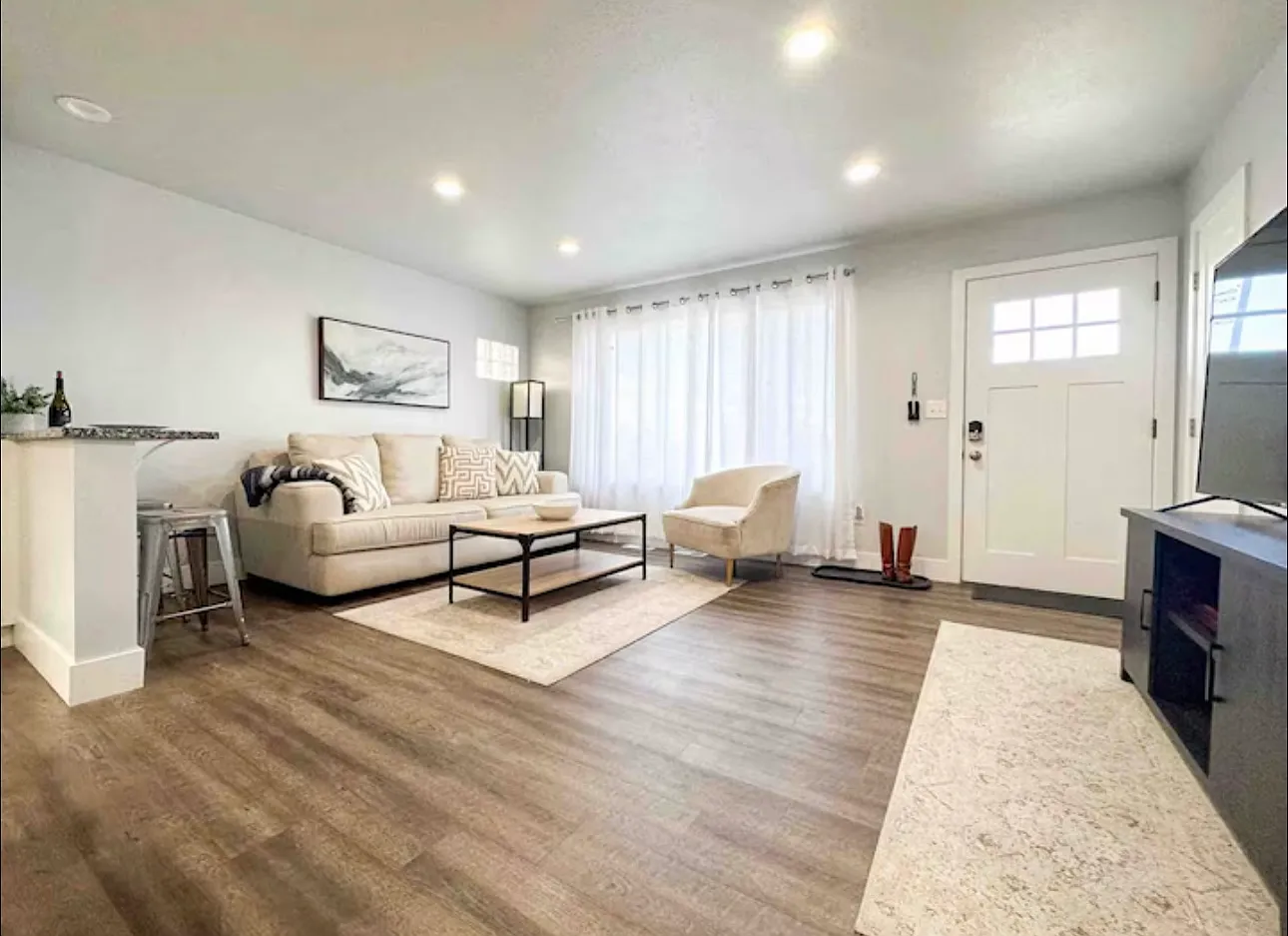 5 bed, 2300 sqft, $5,200 — Photo 3