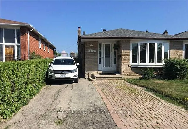 870 Consort Cres #LOWER