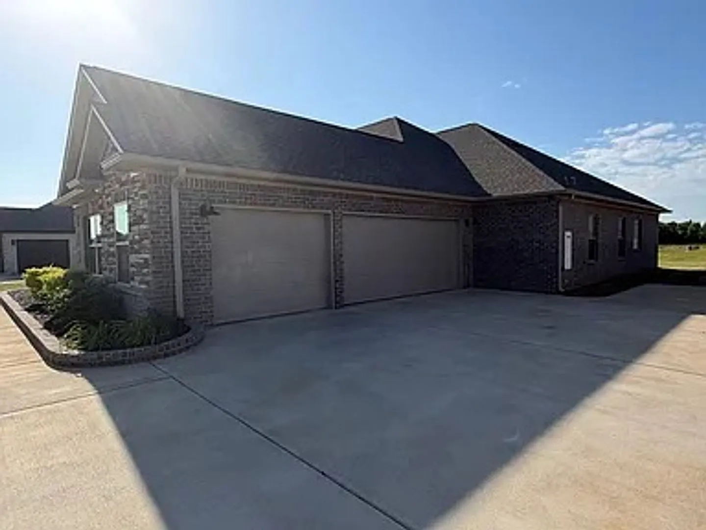 Welcome home to your dream retreat in the stunning Highland Ridge community! — Photo 2