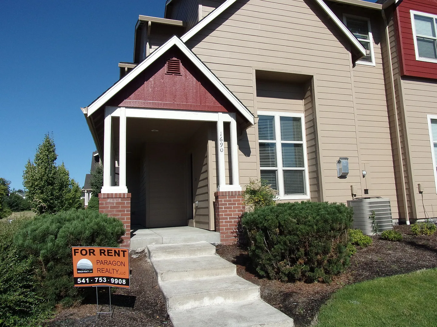 Move In Special!! Spacious 3 Bed 2.5 Bath Townhouse — Photo 2