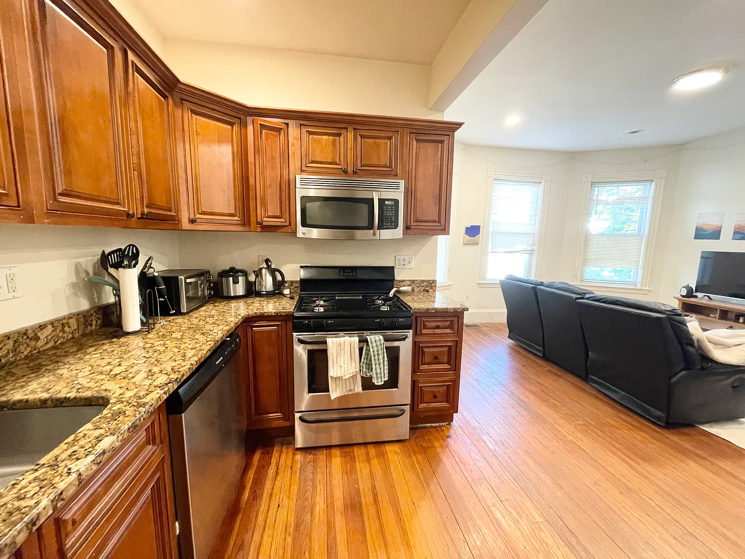 4 bed, 9999 sqft, $6,600 — Photo 2