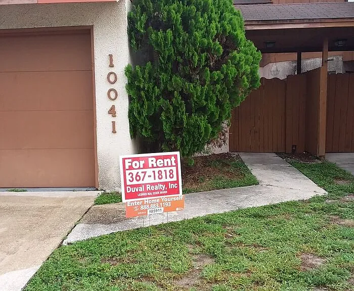 10041 Romaine Cir N — Photo 1