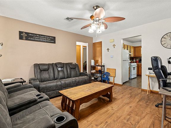 2nd image of 305 S Pittman St