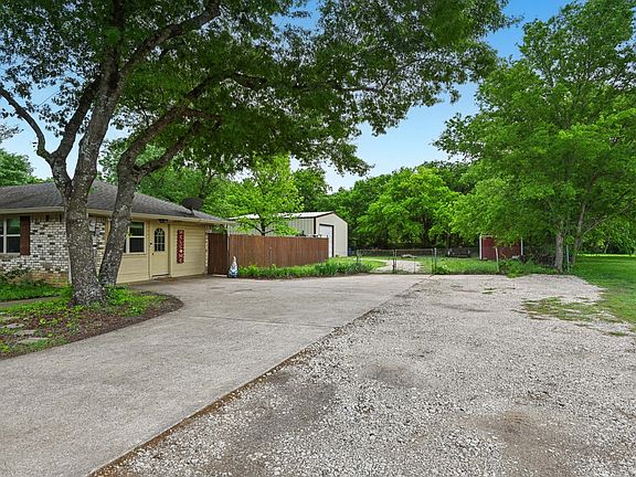 3rd image of 305 Cockrell Hill Rd
