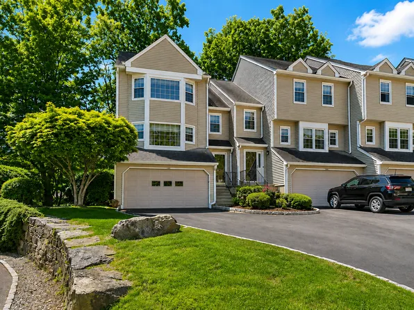 176 Governor Trumbull Way #176, Trumbull, CT 06611