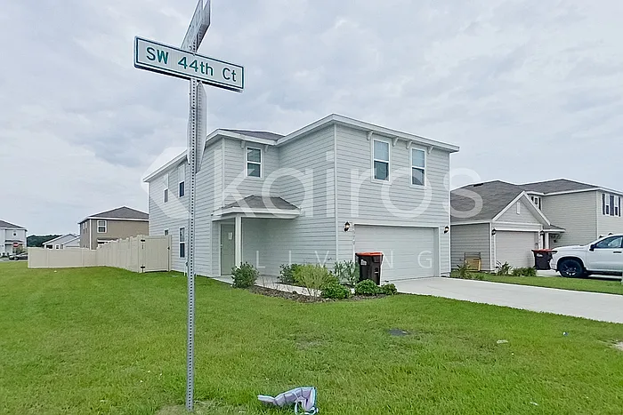 4 bed, 2.5 bath, 2176 sqft, $2,145 — Photo 2