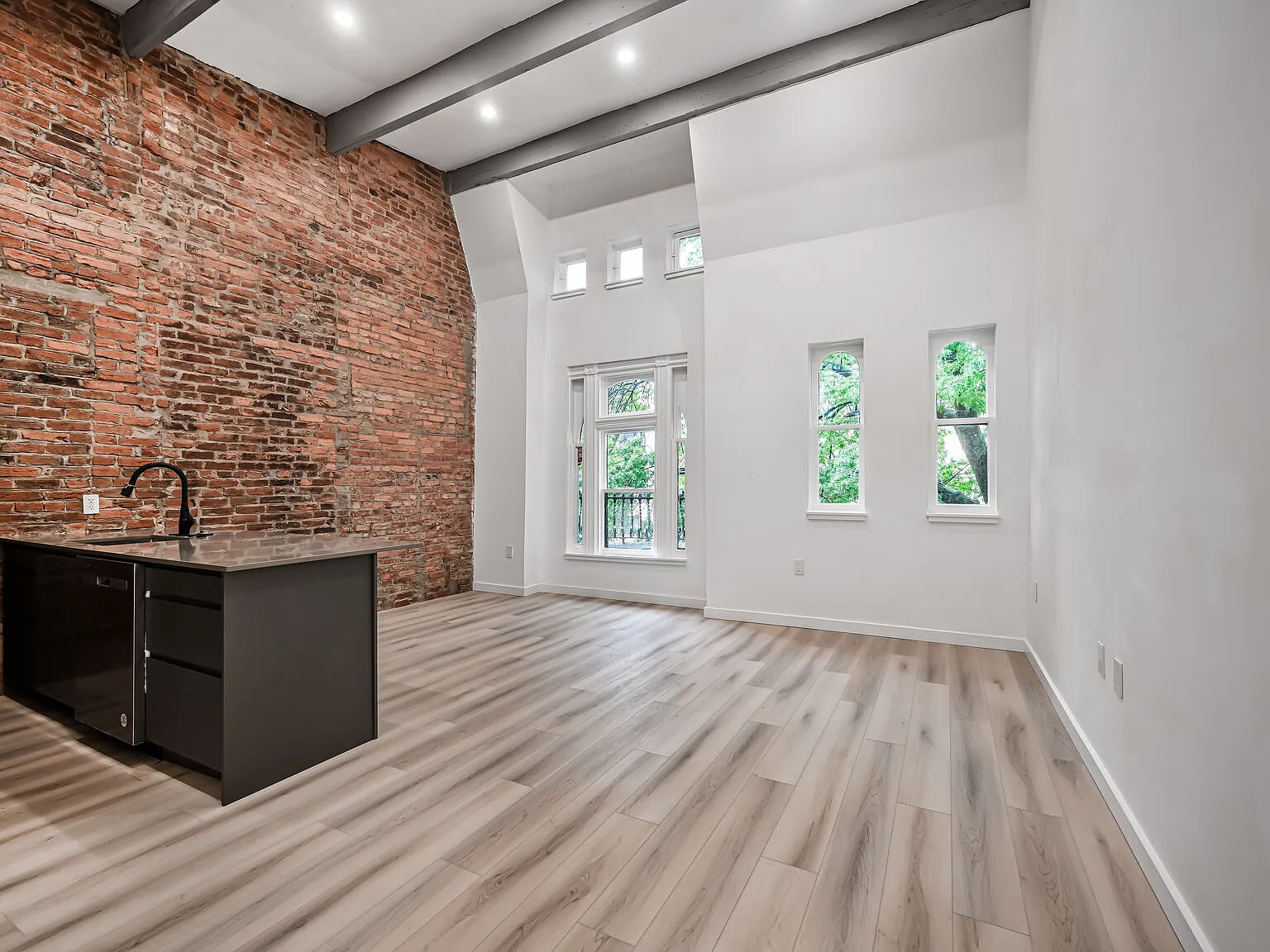 4 bed, 1500 sqft, $6,200 — Photo 2