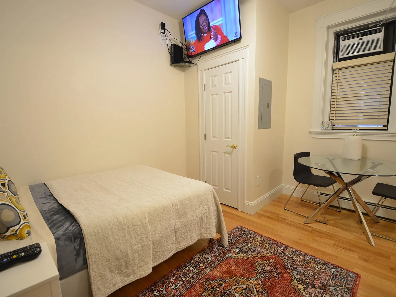 Studio, 300 sqft, $2,300 — Photo 4