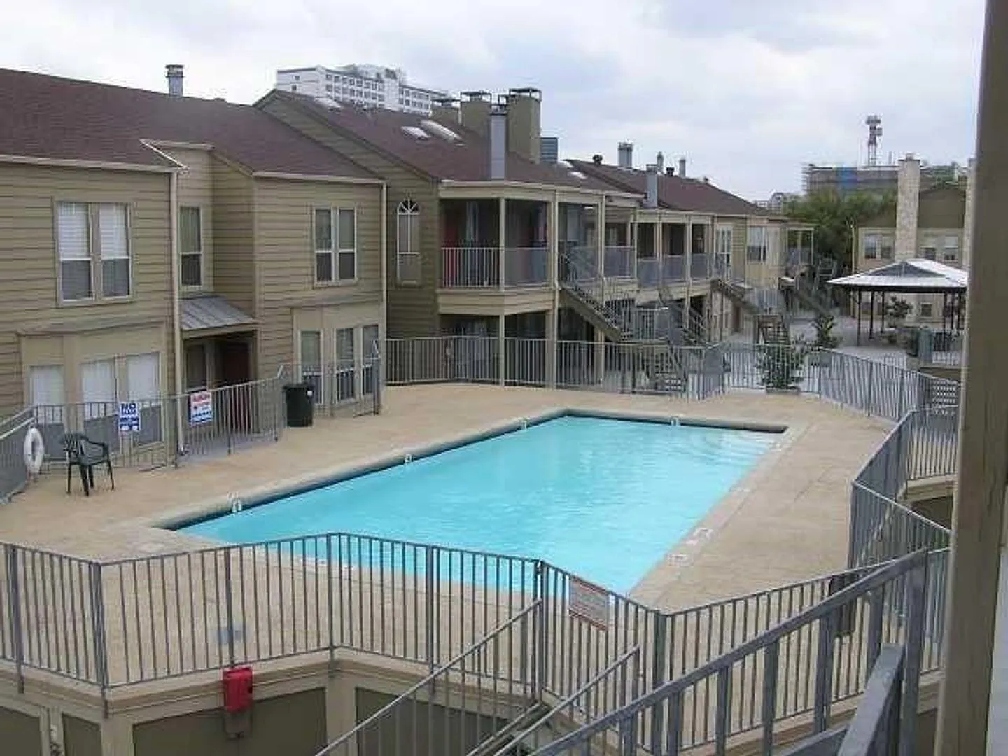 1 Bedroom in West Campus with Pool/Washer/Dryer, 2 parking spots — Photo 2