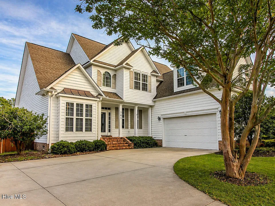 305 Holly Ln