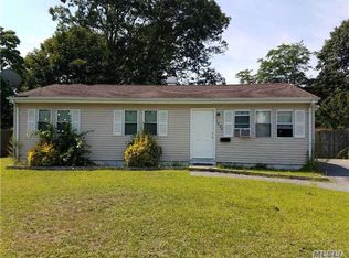 1692 Manatuck Blvd, Bay Shore, NY 11706