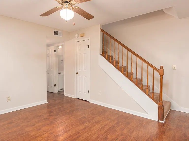 129 Helen Cir #B — Photo 7