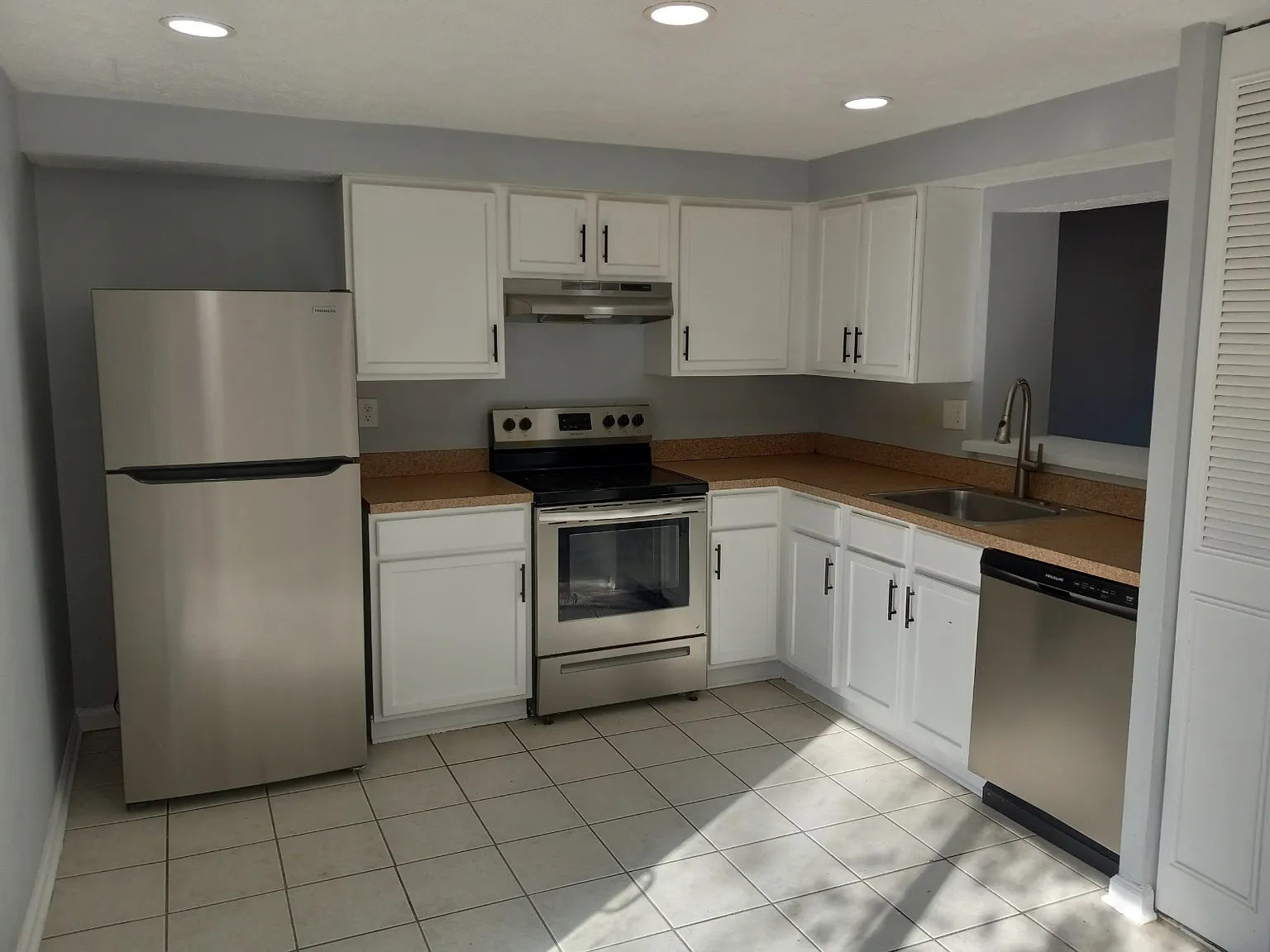 3 bed, 1140 sqft, $2,200 — Photo 2