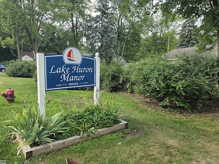 3004 Maplewood Dr — Photo 2