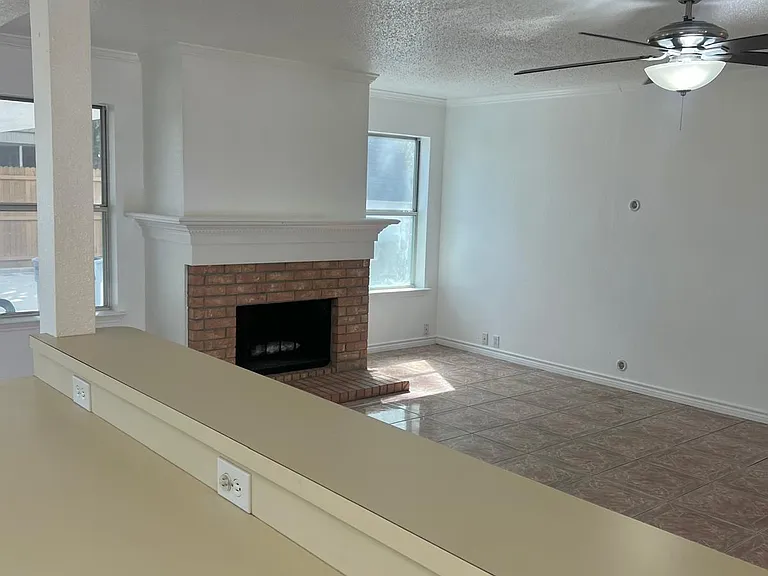 1161 Victoria Dr — Photo 5