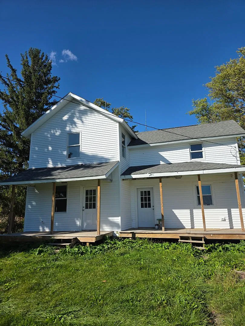 Large, Spacious totally rehabbed home on a large private lot in Eastwood district — Photo 1