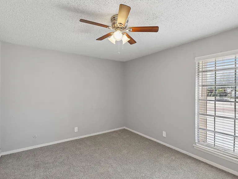 Whisperwind Apartments — Photo 32