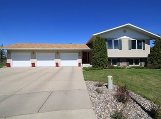 1414 Hiawatha St, Minot, ND 58701
