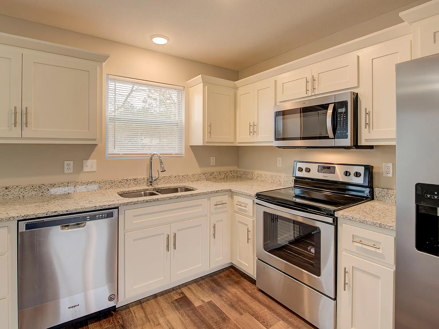 3 bed, 2.5 bath, 1360 sqft, $1,800 — Photo 3