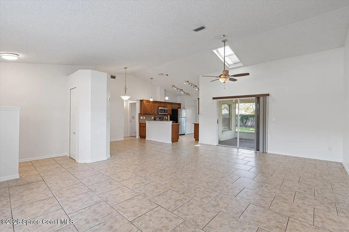 3 bed, 2.0 bath, 1598 sqft, $2,800 — Photo 4