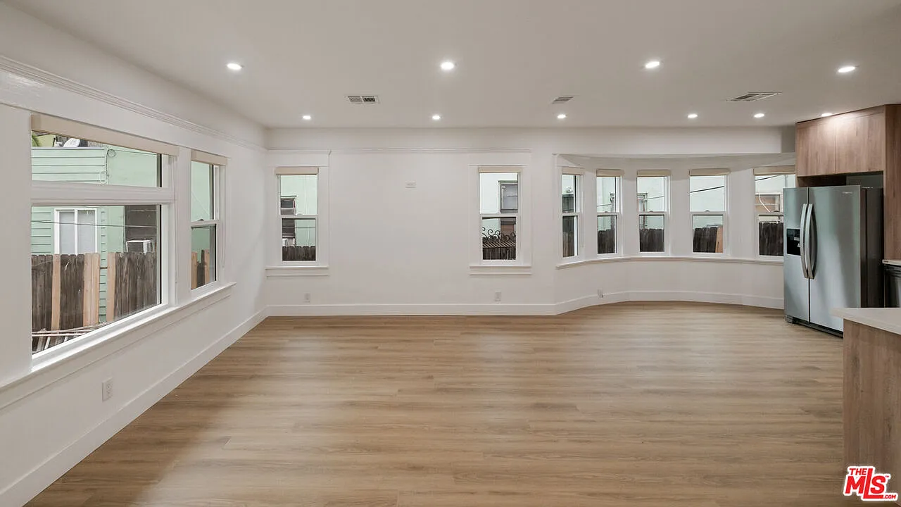 3 bed, 3.0 bath, 1300 sqft, $4,095 — Photo 4