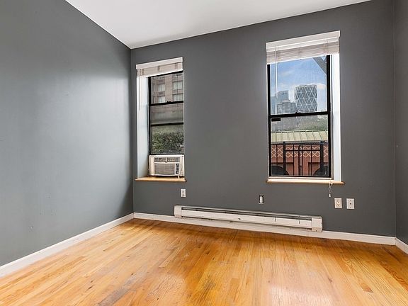 4th image of 324 W 49th St