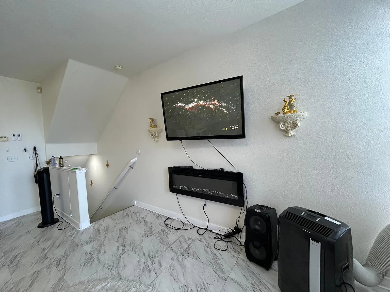 693 Chase Ave — Photo 4