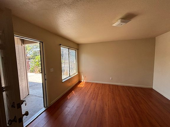 3rd image of 3048 S Howe Ave